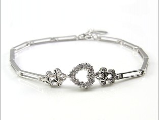 Fashionable silver bracelet